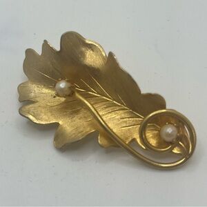 Vintage Gold Tone Leaf Brooch w Faux Pearls